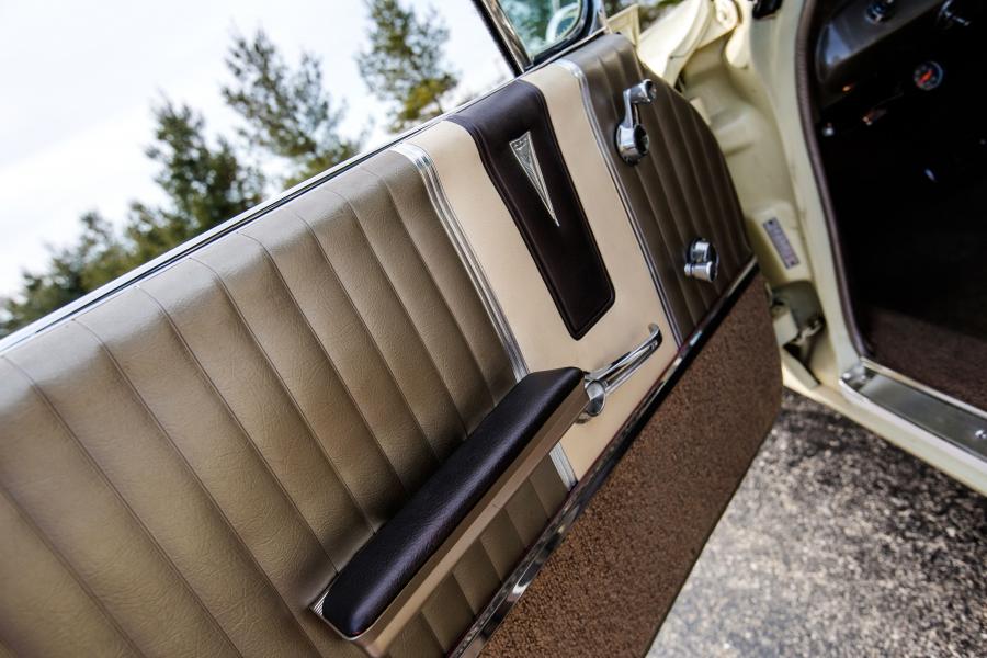 Детали интерьера Pontiac Bonneville Convertible (2867) 1961 года  (фото 7 из 59)